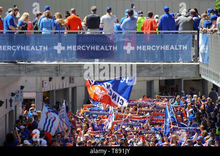 Cincinnati, Ohio, USA. 11. Mai, 2019. FC Cincinnati fans März ins Stadion vor ein MLS-Fußball-Spiel zwischen dem FC Cincinnati und Montreal Impact an Nippert Stadion in Cincinnati, Ohio. Kevin Schultz/CSM/Alamy leben Nachrichten Stockfoto