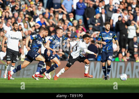 Derby, Großbritannien. 11. Mai, 2019. Duane Holmes (23) Der Derby County in Aktion mit Leslie Phillips (23) von Leeds Utd schauen, um eine während der Sky Bet Meisterschaft Play off Halbfinale, Hinspiele Übereinstimmung zwischen Derby County und Leeds United im Pride Park, Derby am Samstag gegen 11. Mai 2019. (Credit: Jon Hobley | MI Nachrichten) nur die redaktionelle Nutzung, eine Lizenz für die gewerbliche Nutzung erforderlich. Keine Verwendung in Wetten, Spiele oder einer einzelnen Verein/Liga/player Publikationen. Foto darf nur für Zeitung und/oder Zeitschrift redaktionelle Zwecke verwendet werden. Credit: MI Nachrichten & Sport/Alamy leben Nachrichten Stockfoto