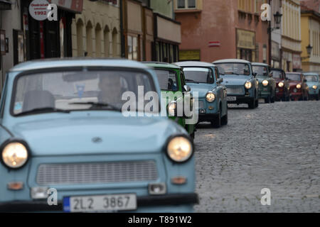 Jičín, Tschechien. 11. Mai, 2019. Internationale Tagung des Trabant Fahrer, der voraussichtlich mehr als 220 Fahrzeuge der kommunistischen Ära Autos zu gewinnen treffen sich In der Stadt Jicin im Böhmischen Paradies. Der Trabant ist ein Auto, das von ehemaligen Ostdeutschen Selbsthersteller VEB Sachsenring Automobilwerke Zwickau in Zwickau produziert wurde. Es war die häufigste Fahrzeug in Ostdeutschland, und war auch in Länder sowohl innerhalb als auch außerhalb des Ostblocks exportiert. Aufgrund seiner überholte und ineffiziente Zweitakter (die armen Kraftstoffverbrauch für seine geringe Leistung und Dicke, rauchig ex C hergestellt Stockfoto