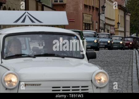 Jičín, Tschechien. 11. Mai, 2019. Internationale Tagung des Trabant Fahrer, der voraussichtlich mehr als 220 Fahrzeuge der kommunistischen Ära Autos zu gewinnen treffen sich In der Stadt Jicin im Böhmischen Paradies. Der Trabant ist ein Auto, das von ehemaligen Ostdeutschen Selbsthersteller VEB Sachsenring Automobilwerke Zwickau in Zwickau produziert wurde. Es war die häufigste Fahrzeug in Ostdeutschland, und war auch in Länder sowohl innerhalb als auch außerhalb des Ostblocks exportiert. Aufgrund seiner überholte und ineffiziente Zweitakter (die armen Kraftstoffverbrauch für seine geringe Leistung und Dicke, rauchig ex C hergestellt Stockfoto