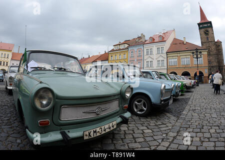 Jičín, Tschechien. 11. Mai, 2019. Internationale Tagung des Trabant Fahrer, der voraussichtlich mehr als 220 Fahrzeuge der kommunistischen Ära Autos zu gewinnen treffen sich In der Stadt Jicin im Böhmischen Paradies. Der Trabant ist ein Auto, das von ehemaligen Ostdeutschen Selbsthersteller VEB Sachsenring Automobilwerke Zwickau in Zwickau produziert wurde. Es war die häufigste Fahrzeug in Ostdeutschland, und war auch in Länder sowohl innerhalb als auch außerhalb des Ostblocks exportiert. Aufgrund seiner überholte und ineffiziente Zweitakter (die armen Kraftstoffverbrauch für seine geringe Leistung und Dicke, rauchig ex C hergestellt Stockfoto