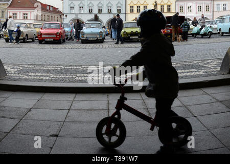 Jičín, Tschechien. 11. Mai, 2019. Internationale Tagung des Trabant Fahrer, der voraussichtlich mehr als 220 Fahrzeuge der kommunistischen Ära Autos zu gewinnen treffen sich In der Stadt Jicin im Böhmischen Paradies. Der Trabant ist ein Auto, das von ehemaligen Ostdeutschen Selbsthersteller VEB Sachsenring Automobilwerke Zwickau in Zwickau produziert wurde. Es war die häufigste Fahrzeug in Ostdeutschland, und war auch in Länder sowohl innerhalb als auch außerhalb des Ostblocks exportiert. Aufgrund seiner überholte und ineffiziente Zweitakter (die armen Kraftstoffverbrauch für seine geringe Leistung und Dicke, rauchig ex C hergestellt Stockfoto