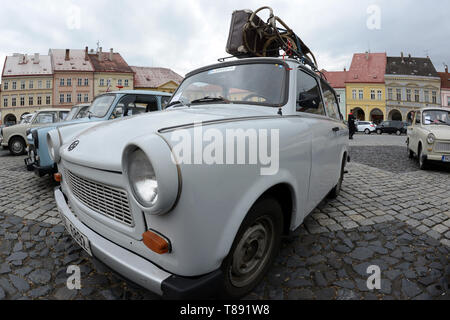 Jičín, Tschechien. 11. Mai, 2019. Internationale Tagung des Trabant Fahrer, der voraussichtlich mehr als 220 Fahrzeuge der kommunistischen Ära Autos zu gewinnen treffen sich In der Stadt Jicin im Böhmischen Paradies. Der Trabant ist ein Auto, das von ehemaligen Ostdeutschen Selbsthersteller VEB Sachsenring Automobilwerke Zwickau in Zwickau produziert wurde. Es war die häufigste Fahrzeug in Ostdeutschland, und war auch in Länder sowohl innerhalb als auch außerhalb des Ostblocks exportiert. Aufgrund seiner überholte und ineffiziente Zweitakter (die armen Kraftstoffverbrauch für seine geringe Leistung und Dicke, rauchig ex C hergestellt Stockfoto