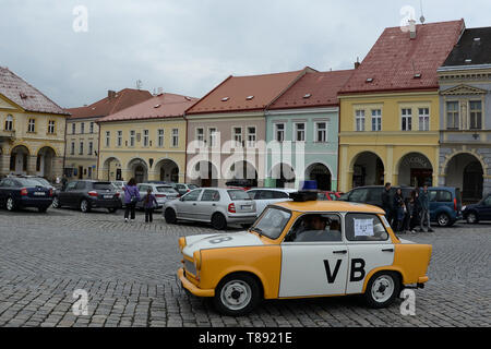 Jičín, Tschechien. 11. Mai, 2019. Internationale Tagung des Trabant Fahrer, der voraussichtlich mehr als 220 Fahrzeuge der kommunistischen Ära Autos zu gewinnen treffen sich In der Stadt Jicin im Böhmischen Paradies. Der Trabant ist ein Auto, das von ehemaligen Ostdeutschen Selbsthersteller VEB Sachsenring Automobilwerke Zwickau in Zwickau produziert wurde. Es war die häufigste Fahrzeug in Ostdeutschland, und war auch in Länder sowohl innerhalb als auch außerhalb des Ostblocks exportiert. Aufgrund seiner überholte und ineffiziente Zweitakter (die armen Kraftstoffverbrauch für seine geringe Leistung und Dicke, rauchig ex C hergestellt Stockfoto