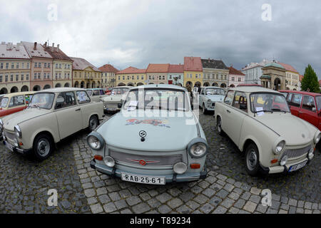 Jičín, Tschechien. 11. Mai, 2019. Internationale Tagung des Trabant Fahrer, der voraussichtlich mehr als 220 Fahrzeuge der kommunistischen Ära Autos zu gewinnen treffen sich In der Stadt Jicin im Böhmischen Paradies. Der Trabant ist ein Auto, das von ehemaligen Ostdeutschen Selbsthersteller VEB Sachsenring Automobilwerke Zwickau in Zwickau produziert wurde. Es war die häufigste Fahrzeug in Ostdeutschland, und war auch in Länder sowohl innerhalb als auch außerhalb des Ostblocks exportiert. Aufgrund seiner überholte und ineffiziente Zweitakter (die armen Kraftstoffverbrauch für seine geringe Leistung und Dicke, rauchig ex C hergestellt Stockfoto