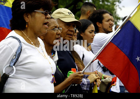 San Diego, Carabobo, Venezuela. 11. Mai, 2019. 11. Mai 2019. Ein Mann schreit Parolen während der Konzentration. Die venezolaner weiter die Straße Protest nannte der Präsident Juan Guaido, gegen Nicolas Maduro. Dieses Bild im San Diego Gemeinde, Carabobo Zustand. Foto: Juan CatÃ € rlos Hernandez Credit: Juan Carlos Hernandez/ZUMA Draht/Alamy leben Nachrichten Stockfoto