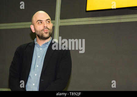 Turin, Turin, Italien. 11. Mai, 2019. Roberto Saviano zu sehen sein neues Buch vorstellen, "Autor von auf See gibt es keine Taxis'' während der Veranstaltung. Die Internationale Buchmesse ist die wichtigste italienische Ereignis im Publishing Bereich. Es findet im Konferenzzentrum Lingotto Fiere in Turin einmal im Jahr, im Monat Mai. Credit: Diego Puletto/SOPA Images/ZUMA Draht/Alamy leben Nachrichten Stockfoto