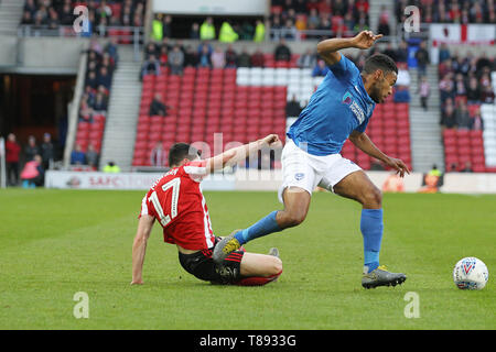 Sunderland, Großbritannien. 11. Mai 2019. Jamal Lowe von Portsmouth und Lewis Morgan von Sunderland während der Sky Bet Liga 1 Play off Halbfinale, Hinspiele Übereinstimmung zwischen Sunderland und Portsmouth im Stadion des Lichts, Sunderland am Samstag, den 11. Mai 2019. (Credit: Mark Fletcher | MI Nachrichten) Stockfoto