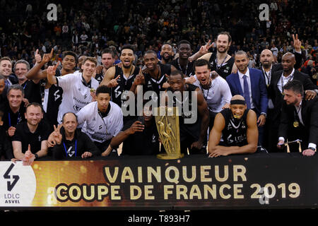 Paris, Frankreich. 11. Mai, 2019. Vorwärts ASVEL CHARLES KAHUDI wirft die Trophäe für den Sieger der Französischen Basketball Cup am AccorHotel Arena in Paris. LDLC ASVEL der Französischen Cup 70-61 Quelle: Pierre Stevenin/ZUMA Draht/Alamy Leben Nachrichten gewonnen Stockfoto