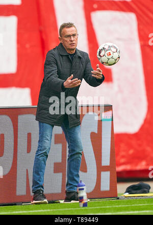 Ralf Rangnick, RB Leipzig Team Manager, Trainer, mit Kugel RB LEIPZIG - FC BAYERN MÜNCHEN 0-0 - DFL-Bestimmungen verbieten die Verwendung von Fotografien als BILDSEQUENZEN und/oder quasi-VIDEO - 1. Deutschen Fußball-Bundesliga, Leipzig, Deutschland, 11. Mai 2019 Saison 2018/2019, Spieltag 33, FCB, Red Bull, München © Peter Schatz/Alamy leben Nachrichten Stockfoto