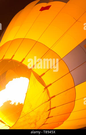 Telford, Shropshire, UK. 11. Mai, 2019. Heißluftballons sind in den Abendhimmel an der Telford Balloon Festival beleuchtete am Wochenende statt. Stockfoto