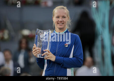 Madrid, Madrid, Spanien. 11. Mai, 2019. Kiki Bertens der Niederlande mit einer Trophäe nach dem Mutua Madrid Open Masters Match gegen Simona Halep Rumäniens am Tag acht bei Caja Magica in Madrid, Spanien. Kiki Bertens beat Simona Halep. Credit: LEGAN S. Mace/SOPA Images/ZUMA Draht/Alamy leben Nachrichten Stockfoto