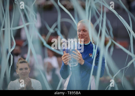 Madrid, Madrid, Spanien. 11. Mai, 2019. Kiki Bertens der Niederlande mit einer Trophäe nach dem Mutua Madrid Open Masters Match gegen Simona Halep Rumäniens am Tag acht bei Caja Magica in Madrid, Spanien. Kiki Bertens beat Simona Halep. Credit: LEGAN S. Mace/SOPA Images/ZUMA Draht/Alamy leben Nachrichten Stockfoto