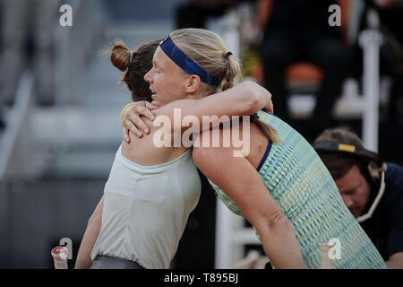 Madrid, Madrid, Spanien. 11. Mai, 2019. Simona Halep Rumäniens und Kiki Bertens der Niederlande gesehen umarmt nach dem Mutua Madrid Open Masters Match am Tag acht bei Caja Magica in Madrid, Spanien. Kiki Bertens beat Simona Halep. Credit: LEGAN S. Mace/SOPA Images/ZUMA Draht/Alamy leben Nachrichten Stockfoto