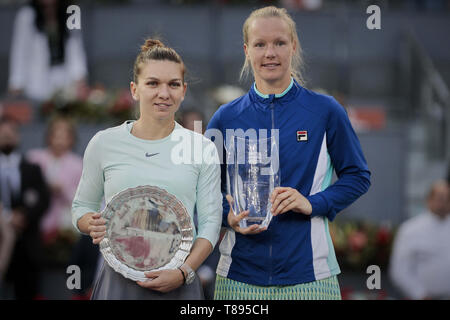 Madrid, Madrid, Spanien. 11. Mai, 2019. Simona Halep Rumäniens und Kiki Bertens der Niederlande nach dem Mutua Madrid Open Masters Match am Tag acht bei Caja Magica in Madrid, Spanien. Kiki Bertens beat Simona Halep. Credit: LEGAN S. Mace/SOPA Images/ZUMA Draht/Alamy leben Nachrichten Stockfoto