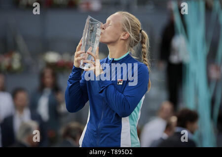 Madrid, Madrid, Spanien. 11. Mai, 2019. Kiki Bertens der Niederlande mit einer Trophäe nach dem Mutua Madrid Open Masters Match gegen Simona Halep Rumäniens am Tag acht bei Caja Magica in Madrid, Spanien. Kiki Bertens beat Simona Halep. Credit: LEGAN S. Mace/SOPA Images/ZUMA Draht/Alamy leben Nachrichten Stockfoto