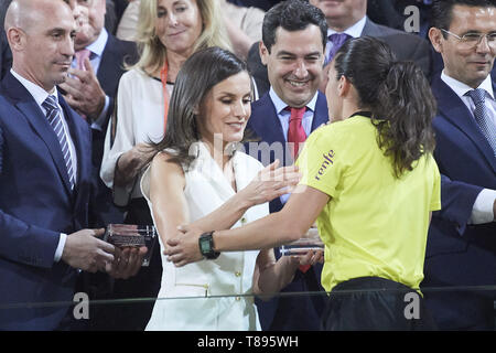 Granada, Andalusien, Spanien. 11. Mai, 2019. Queen Letizia von Spanien Lieferung die Trophäe an Schiedsrichter nach dem Sieg der spanischen Königin Cup (Copa de la Reina) Finale Real Sociedad vs At. de Madrid im Los Nuevos Carmenes Stadion am 12. Mai 2019 in Granada, Spanien Credit: Jack Abuin/ZUMA Draht/Alamy leben Nachrichten Stockfoto