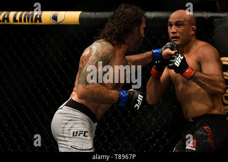 UFC 237: NAMAJUNAS gegen ANDRADE - Kämpfer BJPenn (rot Handschuh) und Clay Guida (blau Handschuh) während der UFC 237 vorläufige Karte Kampf an Jeunesse Arena, Rio de Janeiro. Foto: Thiago Ribeiro/AGIF Stockfoto