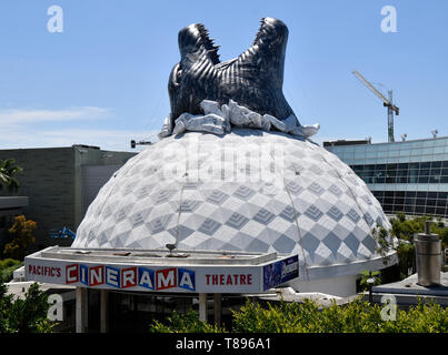 Eine frühe Anreise ist der Godzilla Kopf sprengen aus der Oberseite des berühmten Hollywood Cinerama Dome/ArcLight theater Samstag, 11. Mai 2019. Die neuesten Godzilla bewegen' 'König der Monster'' beginnt 31. Mai. Hollywood CA. Foto von Gene Blevins/ZUMAPRESS Credit: Gene Blevins/ZUMA Draht/Alamy leben Nachrichten Stockfoto