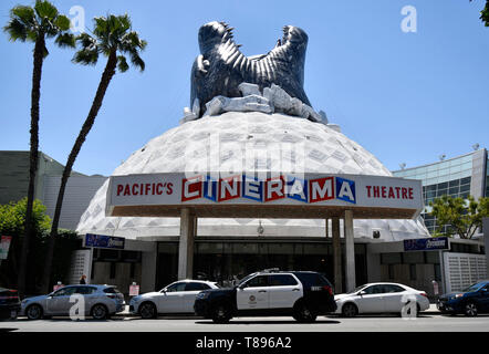 Eine frühe Anreise ist der Godzilla Kopf sprengen aus der Oberseite des berühmten Hollywood Cinerama Dome/ArcLight theater Samstag, 11. Mai 2019. Die neuesten Godzilla bewegen' 'König der Monster'' beginnt 31. Mai. Hollywood CA. Foto von Gene Blevins/ZUMAPRESS Credit: Gene Blevins/ZUMA Draht/Alamy leben Nachrichten Stockfoto