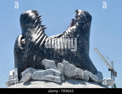 Eine frühe Anreise ist der Godzilla Kopf sprengen aus der Oberseite des berühmten Hollywood Cinerama Dome/ArcLight theater Samstag, 11. Mai 2019. Die neuesten Godzilla bewegen' 'König der Monster'' beginnt 31. Mai. Hollywood CA. Foto von Gene Blevins/ZUMAPRESS Credit: Gene Blevins/ZUMA Draht/Alamy leben Nachrichten Stockfoto