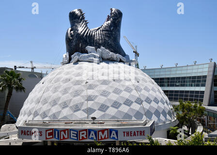 Eine frühe Anreise ist der Godzilla Kopf sprengen aus der Oberseite des berühmten Hollywood Cinerama Dome/ArcLight theater Samstag, 11. Mai 2019. Die neuesten Godzilla bewegen' 'König der Monster'' beginnt 31. Mai. Hollywood CA. Foto von Gene Blevins/ZUMAPRESS Credit: Gene Blevins/ZUMA Draht/Alamy leben Nachrichten Stockfoto