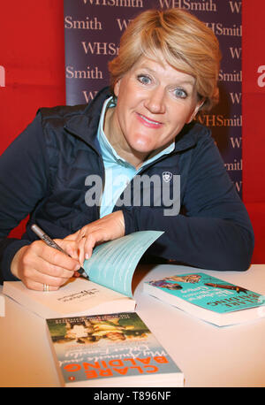 Die TV-Moderatorin Clare Balding gesehen signieren ihre Bücher während der Dogfest 2019 im Knebworth Park. Stockfoto