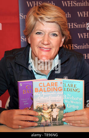 Die TV-Moderatorin Clare Balding gesehen hält ihre Bücher während des Dogfest 2019 im Knebworth Park. Stockfoto