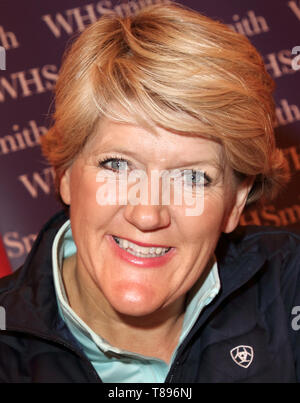 Die TV-Moderatorin Clare Balding während des Dogfest 2019 im Knebworth Park gesehen. Stockfoto