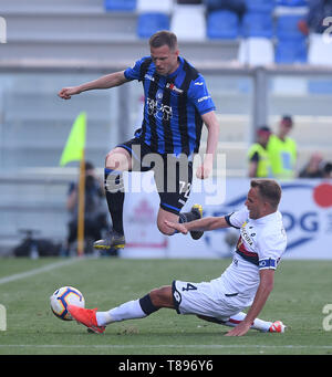 Reggio Emilia, Italien. 11. Mai, 2019. Die Atalanta Josip Ilicic (L) Mias mit Genua Domenico Criscito während einer Serie ein Fußballspiel zwischen Atalanta und Genua in Reggio Emilia, Italien, 11. Mai 2019. Atalanta gewann 2-1. Credit: Alberto Lingria/Xinhua/Alamy leben Nachrichten Stockfoto