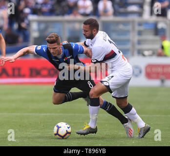 Reggio Emilia, Italien. 11. Mai, 2019. Die Atalanta Robin Gosens (L) Mias mit Genua Davide Biraschi während einer Serie ein Fußballspiel zwischen Atalanta und Genua in Reggio Emilia, Italien, 11. Mai 2019. Atalanta gewann 2-1. Credit: Alberto Lingria/Xinhua/Alamy leben Nachrichten Stockfoto