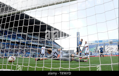 Reggio Emilia, Italien. 11. Mai, 2019. Von Genua goalie Ionut Radu vermißt den Schuß von der Atalanta Timothy Castagne während einer Serie ein Fußballspiel zwischen Atalanta und Genua in Reggio Emilia, Italien, 11. Mai 2019. Atalanta gewann 2-1. Credit: Alberto Lingria/Xinhua/Alamy leben Nachrichten Stockfoto