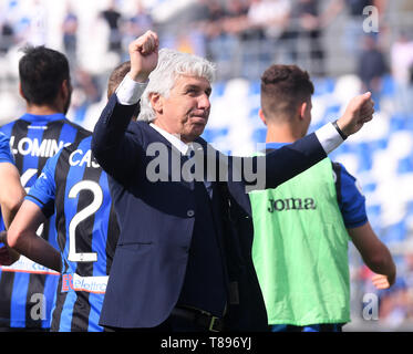 Reggio Emilia, Italien. 11. Mai, 2019. Die Atalanta Haupttrainer Gian Piero Gasperini feiert am Ende der während einer Serie ein Fußballspiel zwischen Atalanta und Genua in Reggio Emilia, Italien, 11. Mai 2019. Atalanta gewann 2-1. Credit: Alberto Lingria/Xinhua/Alamy leben Nachrichten Stockfoto