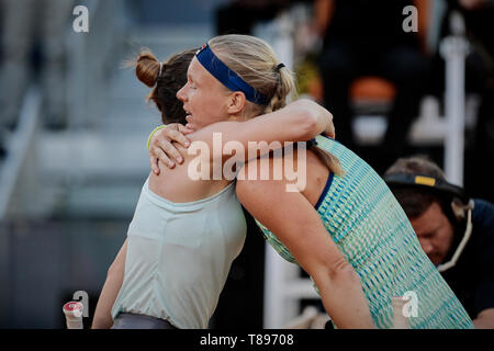 Simona Halep Rumäniens und Kiki Bertens der Niederlande gesehen umarmt nach dem Mutua Madrid Open Masters Match am Tag acht bei Caja Magica in Madrid, Spanien. Kiki Bertens beat Simona Halep. Stockfoto