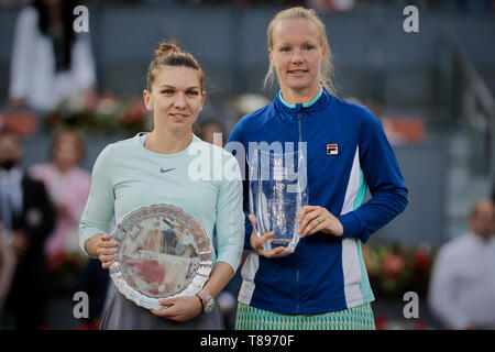 Simona Halep Rumäniens und Kiki Bertens der Niederlande nach dem Mutua Madrid Open Masters Match am Tag acht bei Caja Magica in Madrid, Spanien. Kiki Bertens beat Simona Halep. Stockfoto