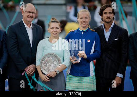 Simona Halep Rumäniens und Kiki Bertens der Niederlande nach dem Mutua Madrid Open Masters Match am Tag acht bei Caja Magica in Madrid, Spanien. Kiki Bertens beat Simona Halep. Stockfoto