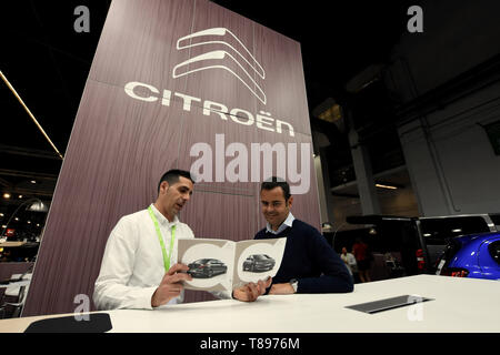 Barcelona, Katalonien, Spanien. 11. Mai, 2019. Ein Mann aus dem Personal der Französischen Automarke Citroën informiert den Kunden über die neuen Fahrzeuge in der Automobil Messe 2019 in Barcelona. Credit: Ramon Costa/SOPA Images/ZUMA Draht/Alamy leben Nachrichten Stockfoto
