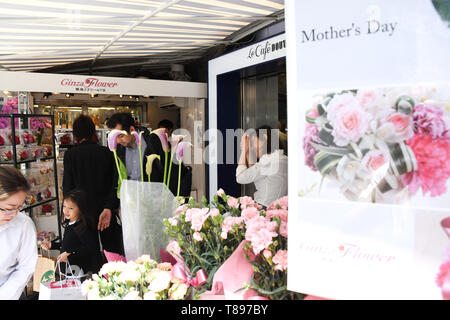 Tokio, Japan. 11. Mai, 2019. Menschen kaufen Blumen an einem lokalen Blumenladen in Tokio am Muttertag. Sonntag, den 12. Mai 2109. Foto: Ramiro Agustin Vargas Tabares Credit: Ramiro Agustin Vargas Tabares/ZUMA Draht/Alamy leben Nachrichten Stockfoto