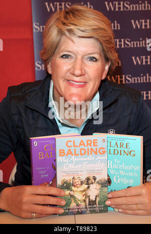 Knebworth Park, Großbritannien. 11. Mai, 2019. Die TV-Moderatorin Clare Balding gesehen hält ihre Bücher während des Dogfest 2019 im Knebworth Park. Credit: Keith Mayhew/SOPA Images/ZUMA Draht/Alamy leben Nachrichten Stockfoto