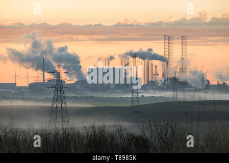 Blick über das Teesmouth Nature Reserve in Richtung Hartlepool Nuclear Power Station (Zentrum), wenn der Nebel am frühen Morgen klar wird. Hartlepool, England. VEREINIGTES KÖNIGREICH Stockfoto