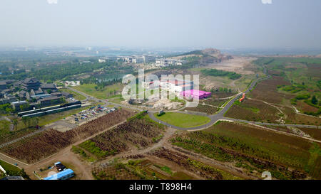 Jinan. 11. Mai, 2019. Luftbild am 11. Mai 2019 zeigt die Ansicht der Qilu Wein Home kulturelle Kreativität Industrial Park in Stadt Anqiu, Provinz Shandong im Osten Chinas. Der Qinglong Berggebiet von Anqiu wirtschaftliche Entwicklung Zone, ursprünglich einer stillgelegten Steinbruch mit fragilen Umwelt, ist nun verwandelt ein Tourismus der Stadt zu sein. Die Umwandlung ist mit sieben Jahre Bemühung durch Shandong Jingzhi Wein Co., Ltd., die qilu Wein Home kulturelle Industrial Park auf dem ehemaligen Steinbruch baut. Quelle: Guo Xulei/Xinhua/Alamy leben Nachrichten Stockfoto