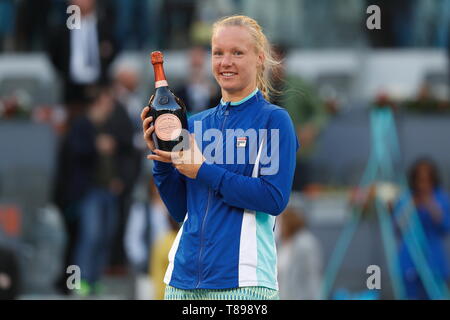 Madrid, Spanien. 11. Mai, 2019. Kiki Bertens (NED) Tennis: Kiki Bertens der Niederlande während der siegerehrung von singles Finale auf der WTA-Tour Mutua Madrid Open Tennisturnier auf dem Caja Magica in Madrid, Spanien feiern. Credit: mutsu Kawamori/LBA/Alamy leben Nachrichten Stockfoto