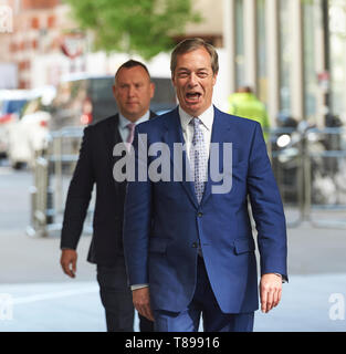 London, Großbritannien. 12. Mai 2019. Nigel Farage, Führer der Brexit Partei, kommt an der BBC Broadcasting House, vor seinem Auftritt auf der Andrew Marr Show. Quelle: Thomas Bowles/Alamy leben Nachrichten Stockfoto