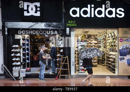 Hongkong China. 8. Mai 2019. American sport und Skateboard schuhe Marken Adidas und DC Shoes Stores in Hong Kong gesehen. Credit Miguel Candela SOPA Images ZUMA Draht Alamy leben Nachrichten Stockfoto...