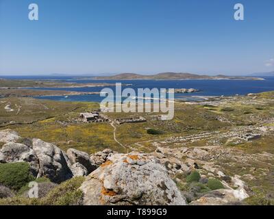 Delos. 3. Mai, 2019. Foto am 3. Mai 2019 zeigt die Landschaft von Delos, Griechenland. Delos, einmal in der boomenden Handelsplatz in der Mitte der Ägäis in der Nähe von Mykonos, ist ein UNESCO Weltkulturerbe mit einer Geschichte von 5000 Jahren. Delos ist in der Griechischen Mythologie als die Heilige Geburtsort von Zwillinge Apollo, der Gott des Lichtes, und Artemis, Göttin der Jagd verehrt. Credit: Yu Shuaishuai/Xinhua/Alamy leben Nachrichten Stockfoto