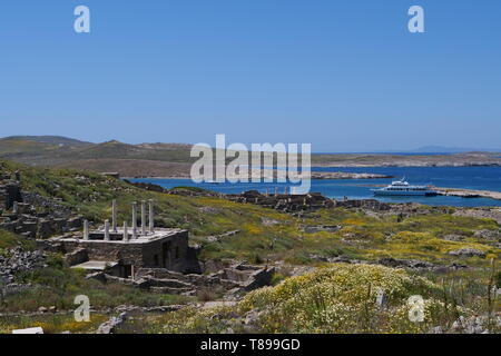 Delos. 3. Mai, 2019. Foto am 3. Mai 2019 zeigt die Landschaft von Delos, Griechenland. Delos, einmal in der boomenden Handelsplatz in der Mitte der Ägäis in der Nähe von Mykonos, ist ein UNESCO Weltkulturerbe mit einer Geschichte von 5000 Jahren. Delos ist in der Griechischen Mythologie als die Heilige Geburtsort von Zwillinge Apollo, der Gott des Lichtes, und Artemis, Göttin der Jagd verehrt. Credit: Li Xiaopeng/Xinhua/Alamy leben Nachrichten Stockfoto