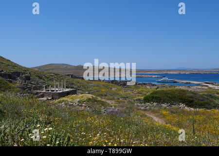 Delos. 3. Mai, 2019. Foto am 3. Mai 2019 zeigt die Landschaft von Delos, Griechenland. Delos, einmal in der boomenden Handelsplatz in der Mitte der Ägäis in der Nähe von Mykonos, ist ein UNESCO Weltkulturerbe mit einer Geschichte von 5000 Jahren. Delos ist in der Griechischen Mythologie als die Heilige Geburtsort von Zwillinge Apollo, der Gott des Lichtes, und Artemis, Göttin der Jagd verehrt. Credit: Li Xiaopeng/Xinhua/Alamy leben Nachrichten Stockfoto