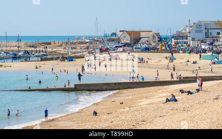 Lyme Regis, Dorset, Großbritannien. 12. Mai 2019. UK Wetter: Besucher und Strandurlauber genießen Sie den malerischen Strand im Badeort von Lyme Regis an einem heißen und sonnigen Sonntag. Die Temperaturen sind mit Höhen von 25 Grad Celsius Prognose für die kommende Woche zu erheben. Credit: Celia McMahon/Alamy Leben Nachrichten. Stockfoto