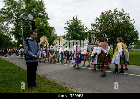 Krakau, Polen. 12. Mai 2019. Frauen tragen traditionelle Kostüme gesehen, die Religiösen katholischen Gemälde während der Prozession. zu Ehren des heiligen Stanislaus von Szczepanow war ein Bischof von Krakau während des 11. Jahrhunderts. Die Prozession bringt Bischöfe, hingegebene Christen und bekannte katholische Gemälde aus ganz Polen einschließlich der Schwarzen Madonna von Tschenstochau. Credit: Omar Marques/SOPA Images/ZUMA Draht/Alamy leben Nachrichten Stockfoto