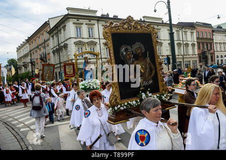 Krakau, Polen. 12. Mai 2019. Teilnehmer, die einen religiösen katholischen Malerei während der Prozession. zu Ehren des heiligen Stanislaus von Szczepanow war ein Bischof von Krakau während des 11. Jahrhunderts. Die Prozession bringt Bischöfe, hingegebene Christen und bekannte katholische Gemälde aus ganz Polen einschließlich der Schwarzen Madonna von Tschenstochau. Credit: Omar Marques/SOPA Images/ZUMA Draht/Alamy leben Nachrichten Stockfoto